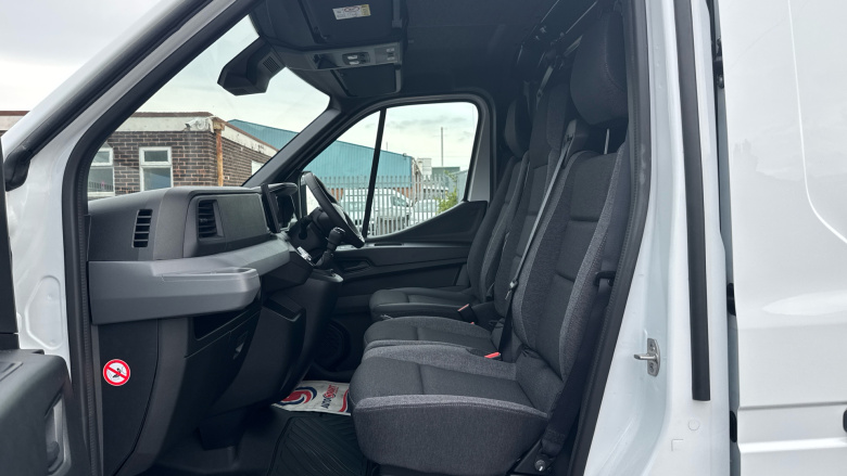 Renault Master Mwb Diesel Fwd MM35 Blue dCi 130 Advance Medium Roof Van